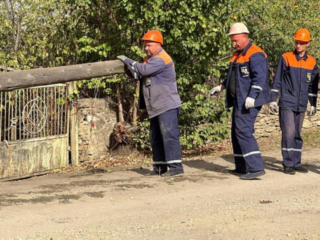 На Херсонщині відновлюють електромережі, пошкоджені внаслідок російських обстрілів