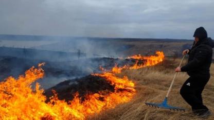 «Кіровоградобленерго» просить людей не палити суху траву